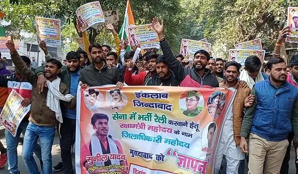 मुरादाबाद : सेना भर्ती की मांग को लेकर युवाओं ने किया प्रदर्शन, डीएम को सौंपा ज्ञापन