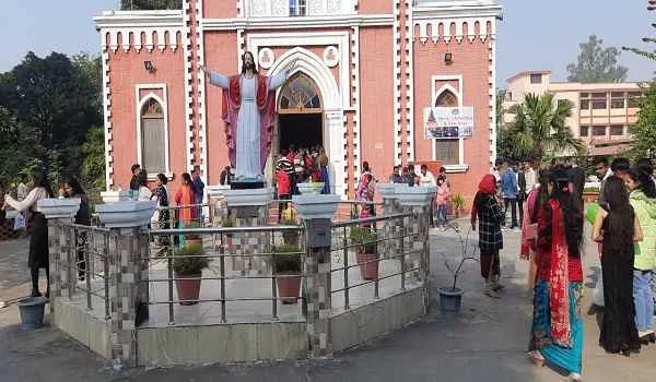 मुरादाबाद: क्रिसमस पर गिरजाघरों में हुई विशेष प्रार्थना, लोगों में दिखा उत्साह