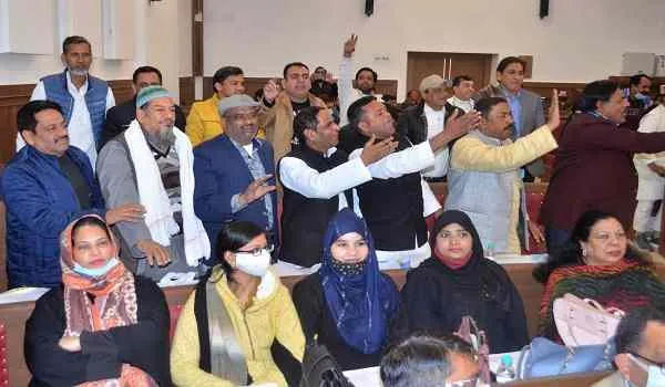 नगर निगम बोर्ड बैठक : सुविधाओं को लेकर सदन में ही विरोध के स्वर, हंगामा