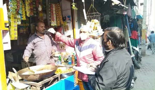 मुरादाबाद : स्वास्थ्य विभाग की टीम ने 400 लोगों के लिए नमूने, सावधानी बरतने की दी सलाह