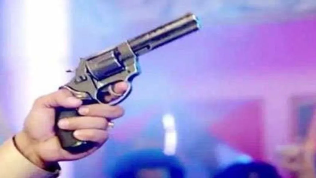 शादी समारोह में तान दी वेटर पर बंदूक, हवा में चलाई गोली, युवक गिरफ्तार