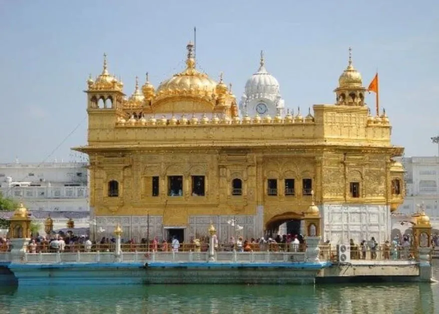 यूपी के व्यक्ति ने अमृतसर के स्वर्ण मंदिर में किया बेअदबी का प्रयास, गुस्साई भीड़ ने पीट-पीटकर उतार दिया मौत के घाट
