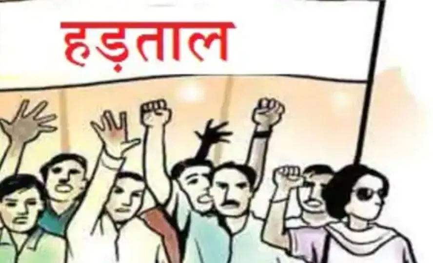 लखीमपुर-खीरी: संविदा कर्मचारियों की हड़ताल से चरमराई स्वास्थ्य सेवाएं