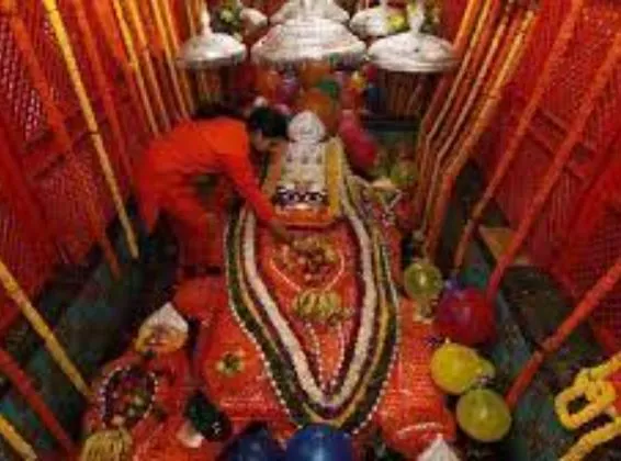 यहां आज भी राम नाम की माला जप रहे बजरंग बली, लेते हैं सांस, खाते हैं प्रसाद