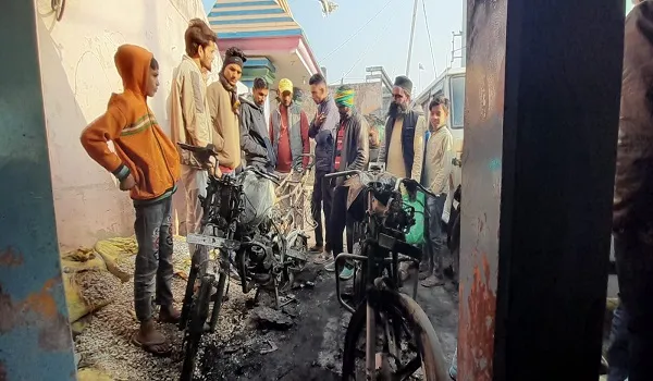 अमरोहा : पूर्व प्रधान के घर के बाहर खड़ी बाइक व कार में लगाई आग, ढाई लाख का नुकसान