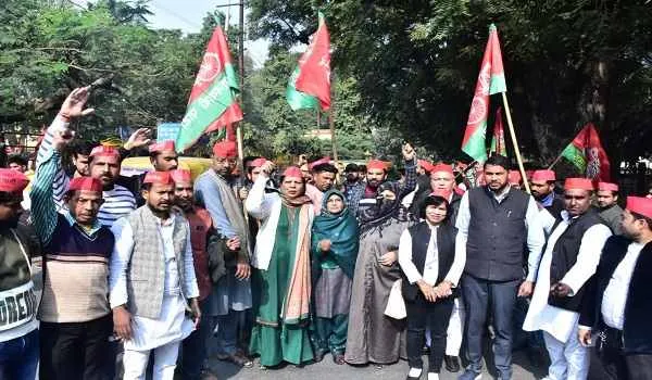 मुरादाबाद : एमडीए के खिलाफ सपाइयों ने किया प्रदर्शन, पीएम आवास योजना में घोटाले का लगाया आरोप