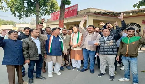 मुरादाबाद : कांग्रेसियों ने कलेक्ट्रेट पर किया प्रदर्शन, की बुनकरों के लिए योजनाएं चलाने की मांग