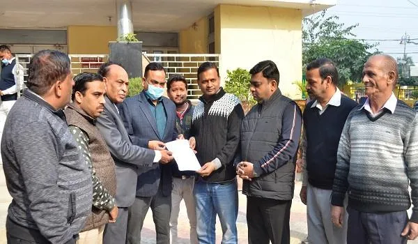 मुरादाबाद : व्यापारियों ने अपर नगर आयुक्त से की मुलाकात, कहा- गृहकर में छूट और सड़कें गड्ढा मुक्त कराएं