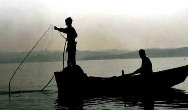 श्रीलंकाई नौसेना ने 43 भारतीय मछुआरों को किया गिरफ्तार, छह नौकाएं भी जब्त