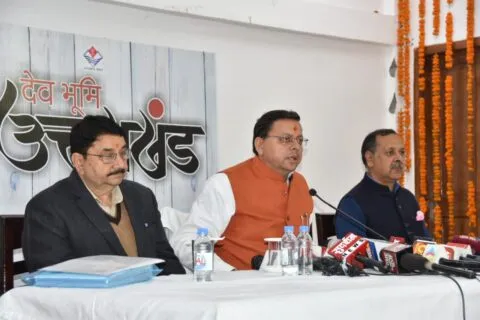देहरादून: मुख्यमंत्री पुष्कर सिंह धामी ने भंग किया देवस्थानम बोर्ड, तीर्थ पुरोहितों ने बांटी मिठाई