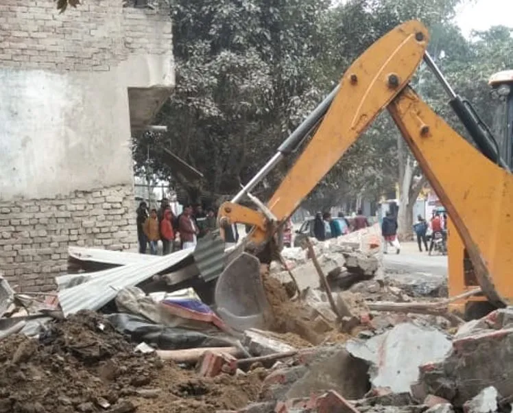 रामपुर: चमरपुरा में जेसीबी से ध्वस्त किए अवैध कब्जे