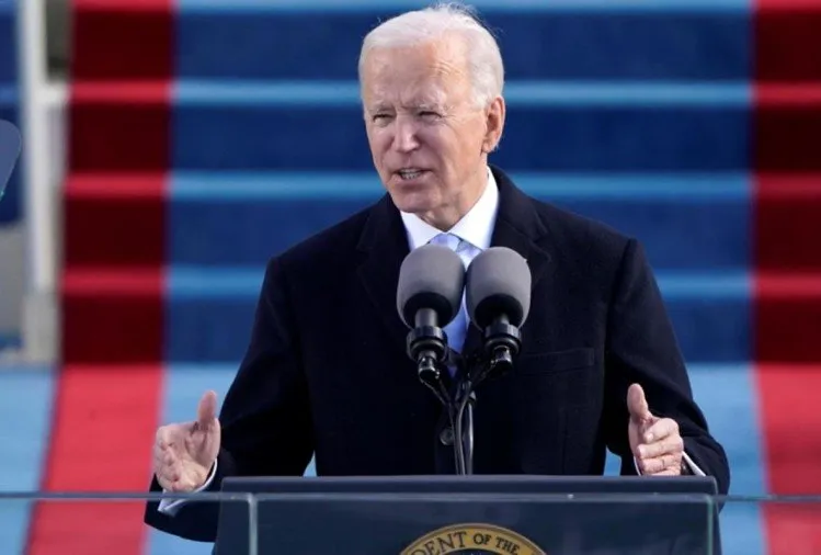Omicron Variant: अंतरराष्ट्रीय यात्रियों की जांच संबंधी नियम कड़े करने पर विचार कर रहा अमेरिका