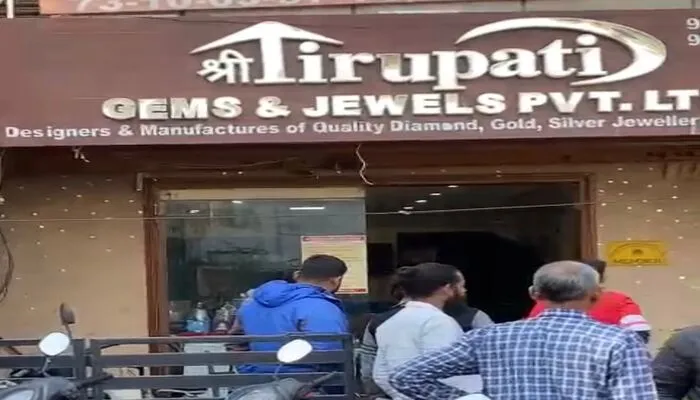 लखनऊ: ज्वेलरी शॉप में बदमाशों ने कर्मचारी को मारी गोली, सोना और नकदी लेकर हुए फरार