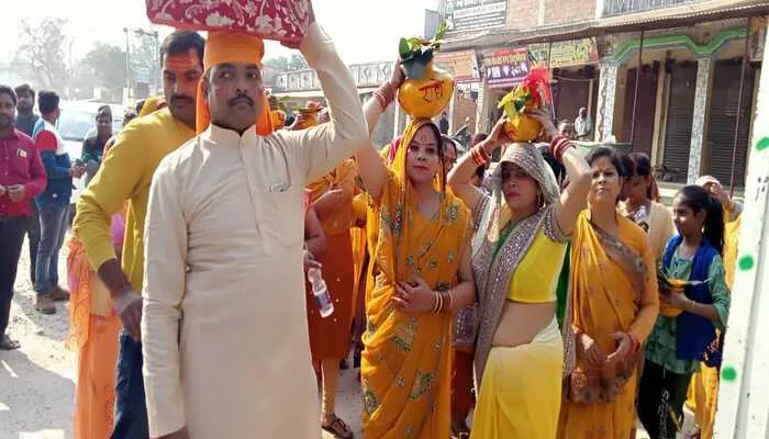अमेठी: गाजे-बाजे के साथ निकली भव्य कलश यात्रा