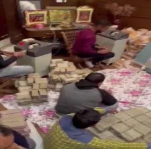 आयकर विभाग के अधिकारियों को पीयूष जैन के घर से मिला जानें कितना धन?
