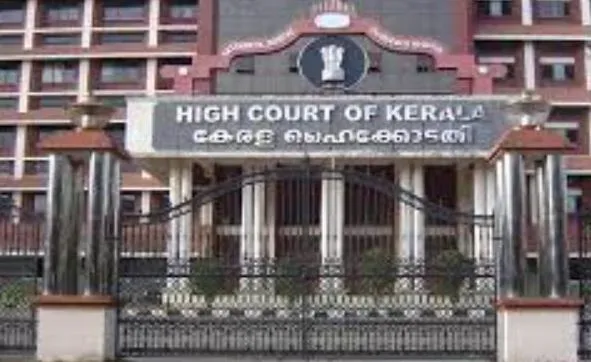 पुलिस अधिकारी द्वारा चोरी का आरोप: उच्च न्यायालय ने केरल सरकार से बच्ची को दिलाया लाखों का मुआवजा