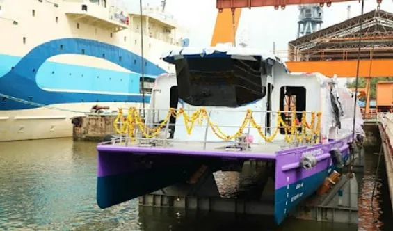 कोचीन शिपयार्ड ने कोच्चि वाटर मेट्रो को पहली इलेक्ट्रिक नौका सौंपी