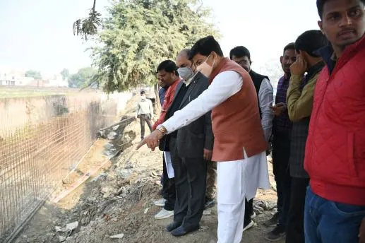 बरेली: बदायूं रोड पर बन रहे नाले का मेयर ने किया निरीक्षण, ठेकेदार को जमकर लगाई फटकार