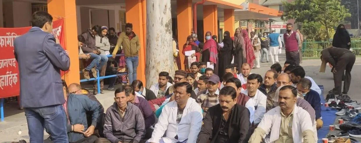 मुरादाबाद: दो घंटे कार्य बहिष्कार से दवा वितरण प्रभावित, मरीज परेशान