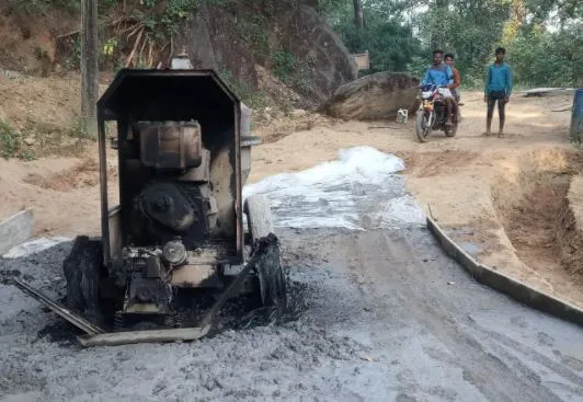 मध्यप्रदेश के बालाघाट जिले में नक्सलियों ने सड़क निर्माण की मशीनों में लगाई आग