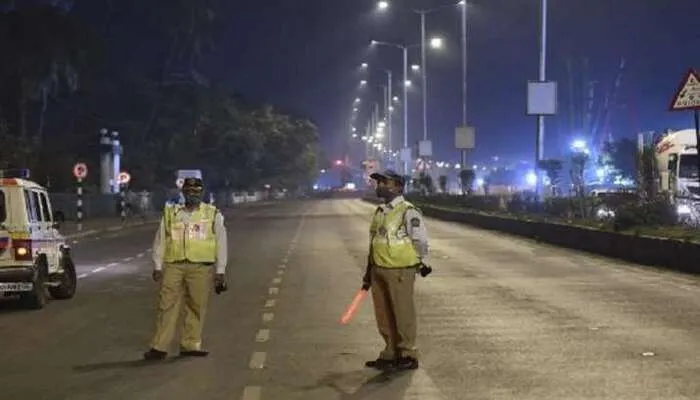 ओमिक्रॉन के बढ़ते मामलों को देखते हुए सीएम योगी हुए सख्त, यूपी में दिए नाइट कर्फ्यू के आदेश
