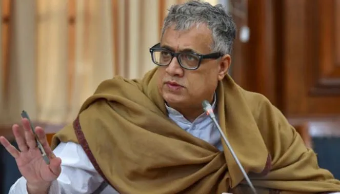 डेरेक ओ ब्रायन संसद परिसर में 12 निलंबित सांसदों के साथ धरने पर बैठे