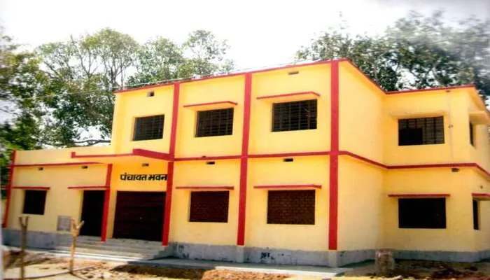 हरदोई: ग्रामीणों को ग्राम प्रधान ने दिया तोहफा, गांव में बनवाया हाईटेक पंचायत भवन