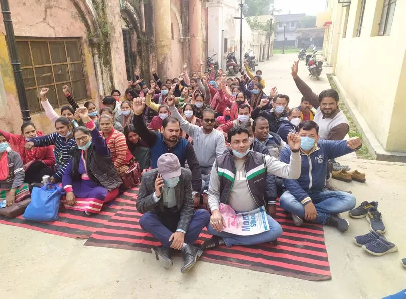 पीलीभीत: संविदा कर्मियों के बाद फार्मासिस्ट एसोसिएशन ने भरी हुंकार, मांगों को लेकर हड़ताल शुरू