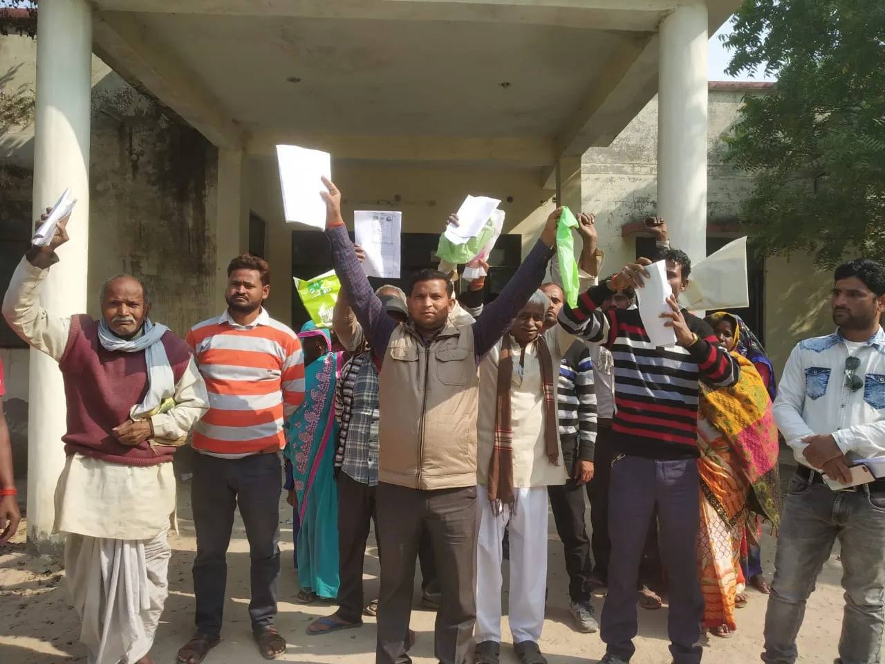 रायबरेली: पूर्ति कार्यालय में तालाबंदी के खिलाफ ग्रामीणों का प्रदर्शन