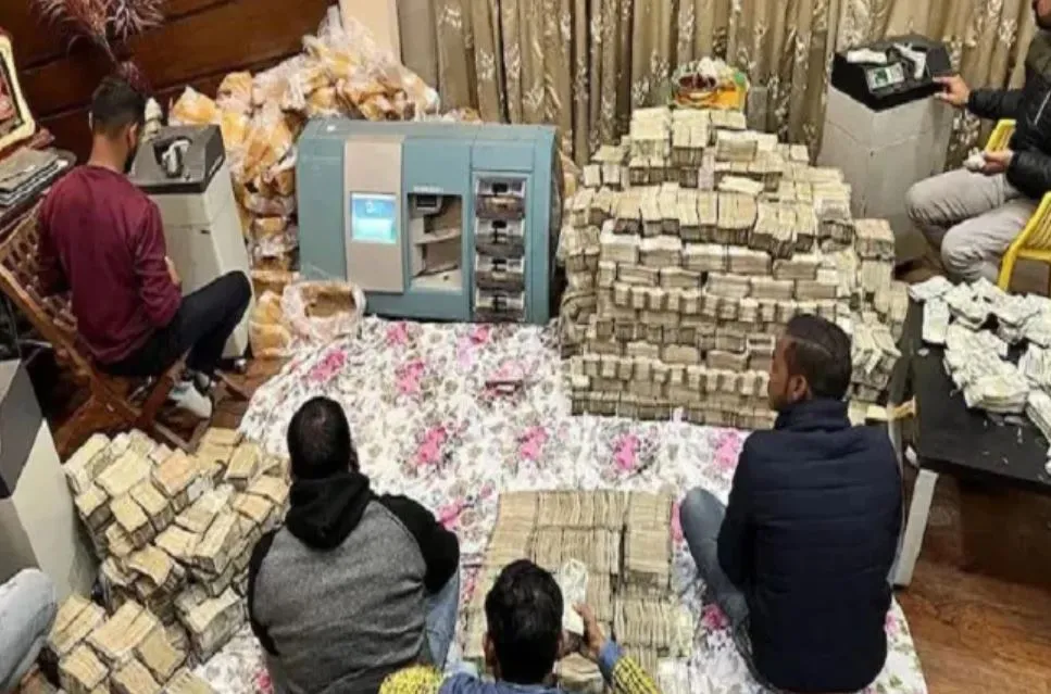 छापे पर राजनीति