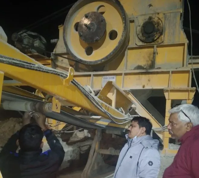 रामपुर: कोसी नदी में अवैध खनन पर लगाम लगाने की कवायद, तीन स्टोन क्रेशर सीज, लाइसेंस निलंबित