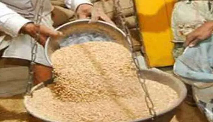 लखनऊ: राशन की दुकानों पर सर्वर हुआ डाउन, कार्डधारक परेशान