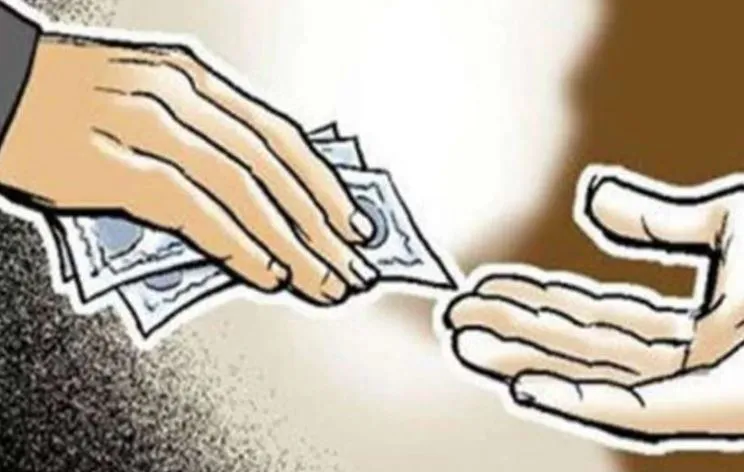 पालघर: रिश्वत लेने के आरोप में दो राजस्व अधिकारियों और एक अन्य व्यक्ति को एबीसी ने किया गिरफ्तार
