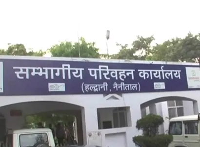 हल्द्वानी: परिवहन कर्मी घर-घर जाकर वाहन स्वामी को थमा रहे टैक्स का नोटिस