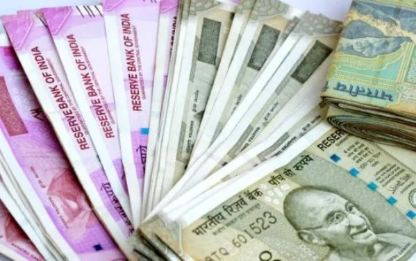 शुरुआती कारोबार में अमेरिकी डॉलर के मुकाबले रुपया 12 पैसे चढ़कर 74.30 पर पहुंचा