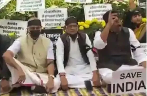 12 सांसदों के निलंबन पर विपक्ष ने काली पट्टी बांधकर शुरू किया विराेध प्रदर्शन, बहाल करने की मांग