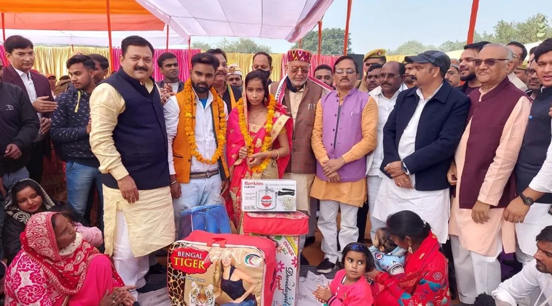 शाहजहांपुर: सामूहिक विवाह- एक तरफ अग्नि के फेरे तो दूसरी तरफ किया कबूल