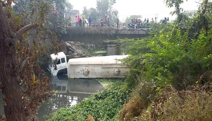 रायबरेली: बोलेरो को बचाने के चक्कर में गंदे नाले में गिरा टैंकर
