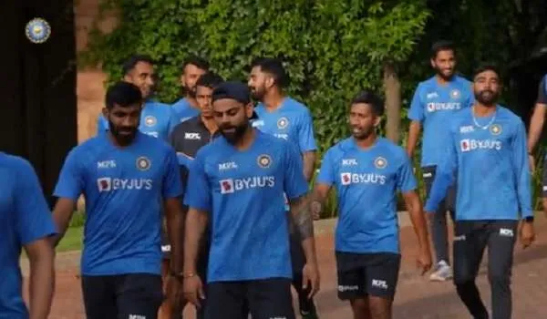 Team India vs South Africa : टीम इंडिया ने शुरू किया अभ्यास, साथ में फुटबॉल खेलते दिखे कोहली और द्रविड़