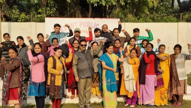 बरेली: शिक्षिका से मारपीट मामले में ISA ने काला फीता बांधकर किया प्रोटेस्ट, शिक्षिका का आरोप- सुनने में हो रही दिक्कत