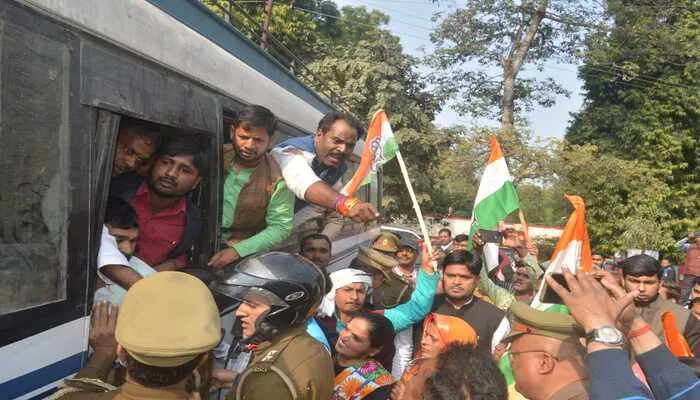 अयोध्या: टेनी की बर्खास्तगी मांग रहे कांग्रेस कार्यकर्ता हुए गिरफ्तार