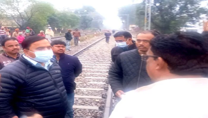 अयोध्या: इलेक्ट्रिक ट्रेन शुरू करने से पहले सीसीआरएस की टीम ने किया निरीक्षण