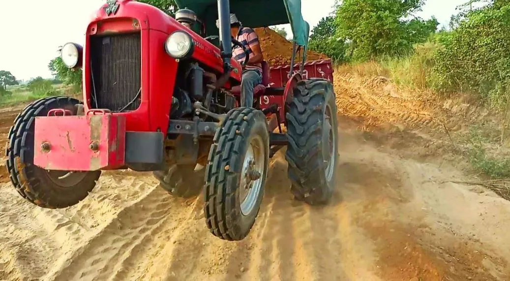 बरेली: मिट्टी ढोने वाली ट्रैक्टर-ट्रालियों पर लिखवाए ईंट भट्ठों का नाम