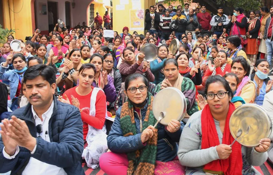 बरेली: थाली बजाकर संविदा कर्मचारियों ने किया बहिष्कार