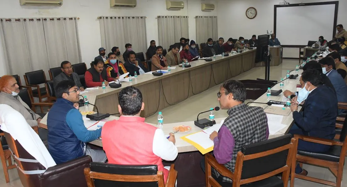 बरेली: नाला निर्माण में पीली ईंटें लगाने, सड़कों के कार्य लटकने के मुद्दे उठे