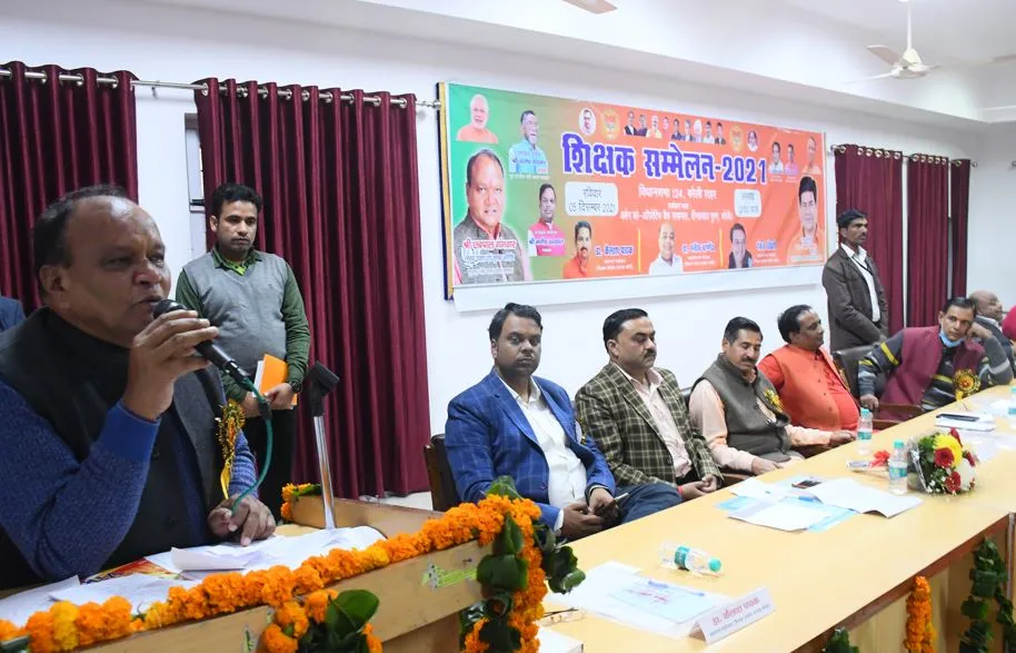 बरेली: शिक्षकों के मंच पर चले गांव में दारू पार्टी के किस्से