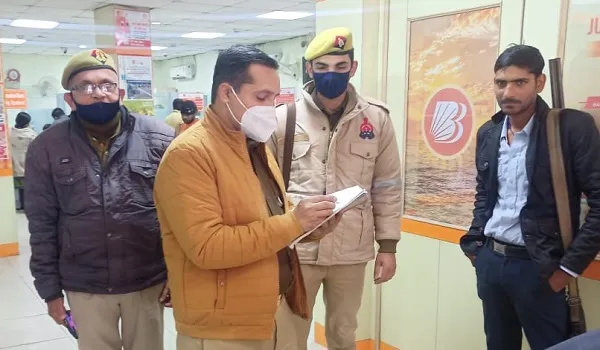 रामपुर : पुलिस ने चलाया बैंकों में चेकिंग अभियान