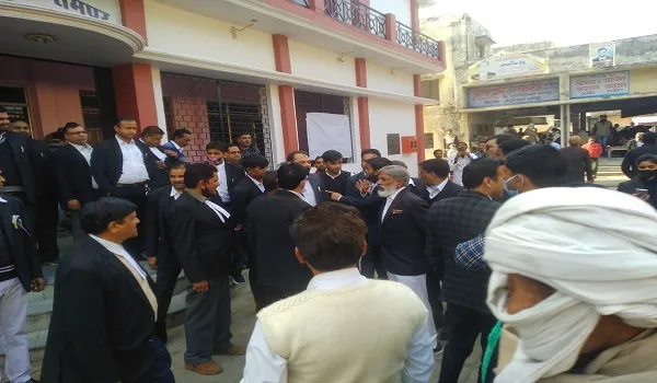 रामपुर : पुलिस के खिलाफ भड़के अधिवक्ता, हड़ताल