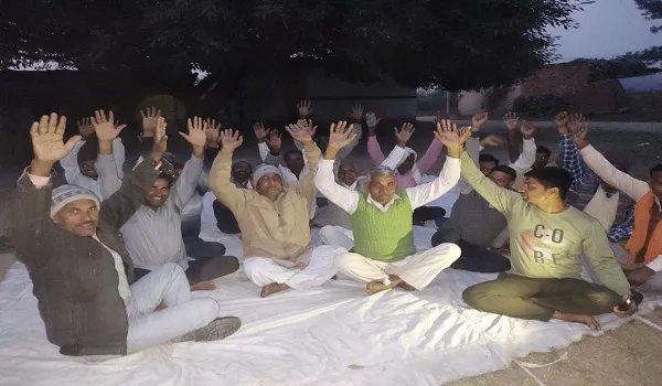 अमरोहा : विकास कार्य नहीं कराने से आक्रोशित ग्रामीणों ने की बैठक