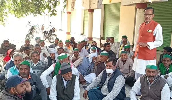अमरोहा : भाकियू की पंचायत में चकबंदी व चीनी मिल के अधिकारियों का किया घेराव